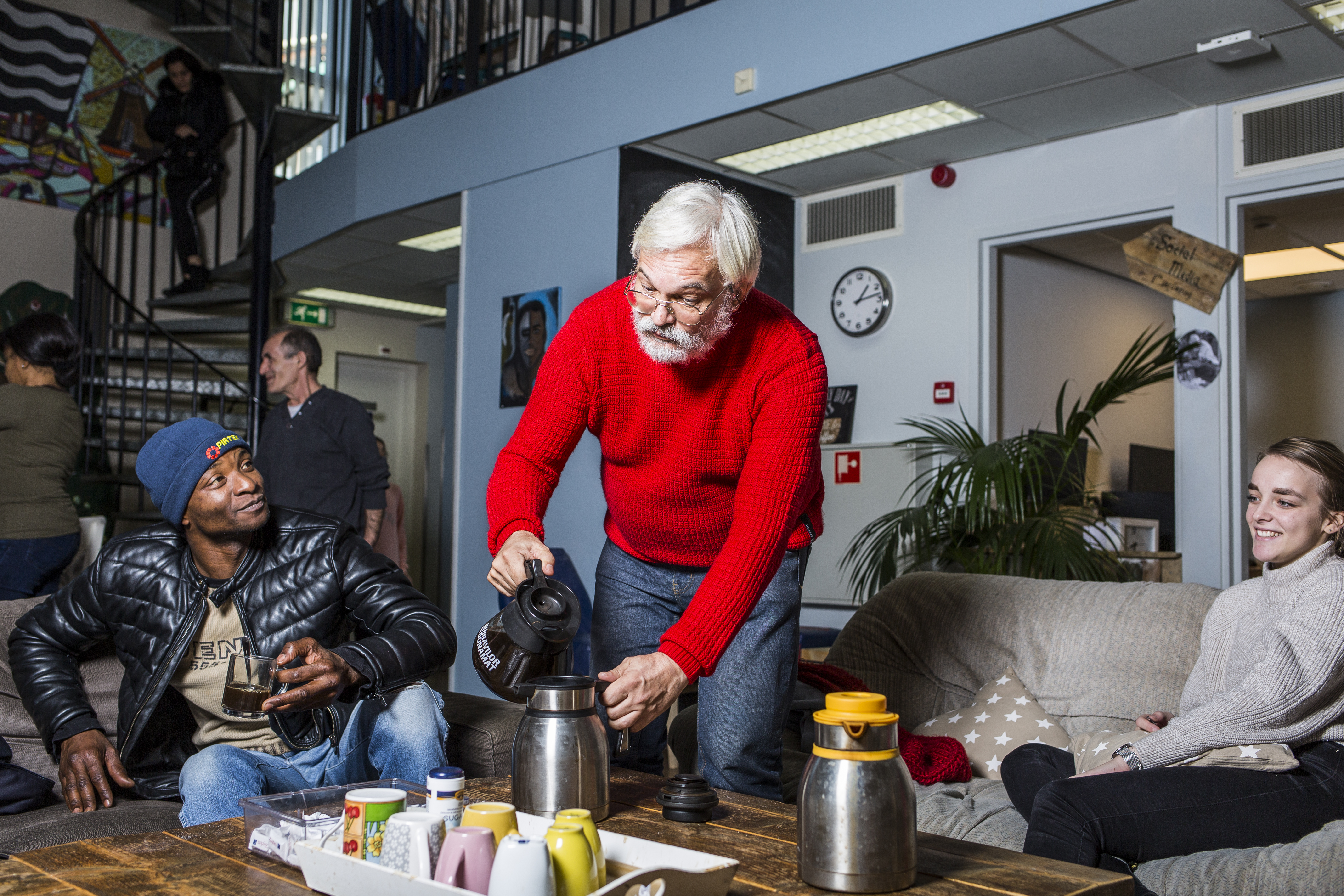 Man en vrouw zoeken prijzen hoortoestel